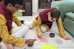 Beim Erstellen der Rangoli